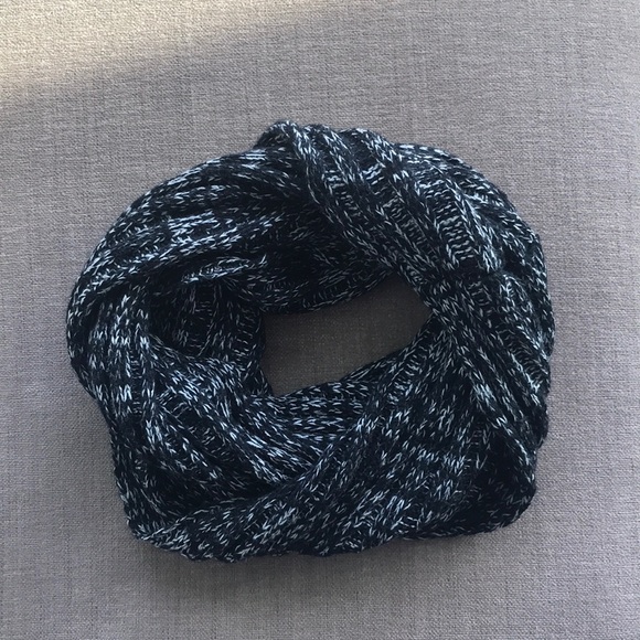 J.Crew knit circle scarf - black and white - Picture 2 of 4